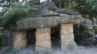 雨宿りできるような形になっています