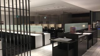 奥は暗めの空間