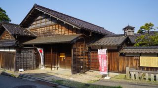 見張り台として使われていた望楼があるのが特徴