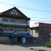 外観のみ見学可能な木造3階建ての旧旅館