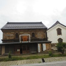 旧長野商店の店舗（左）と石蔵（右）