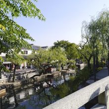 橋の中ほどからの景色。写真右手前に写り込んでいるのが中橋。