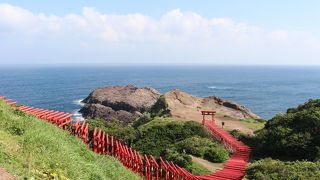 海辺に続く赤い鳥居で有名