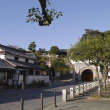 トンネルと、その横の階段。こんなかんじです。