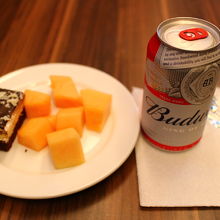 ビールと果物、ケーキ