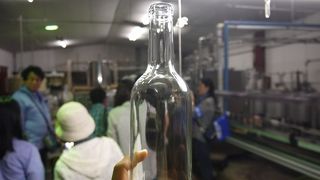 ワインをボトルに詰めて手作りラベルが張れちゃう