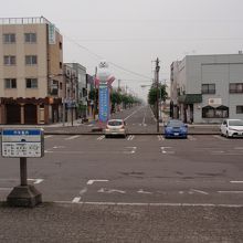 北海道らしい駅前通り。広い。