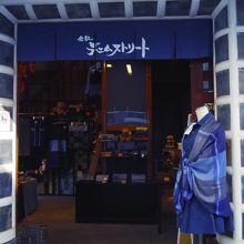 中はデニム製品ばかりです！