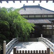本堂の前に石庭が広がり、その上に玄関につながる石橋がかかる珍しいお寺です。