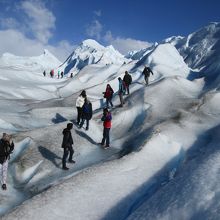氷河の上をトレッキング