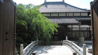 本堂の前に石庭が広がり、その上に玄関につながる石橋がかかる珍しいお寺です。