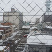 ろうそくまつりの日に、窓からほ雪景色です