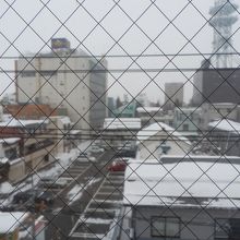 ろうそくまつりの日に、窓からほ雪景色です