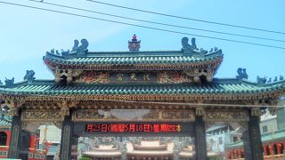 青色の屋根に[代天宮] がはっきり！