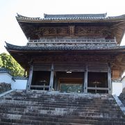 御津山のふもとに立派な寺院