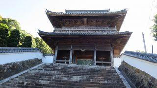 御津山のふもとに立派な寺院