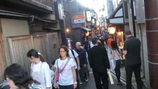 外国人団体客が入り口で写生をしていた