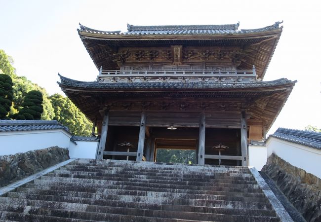 御津山のふもとに立派な寺院