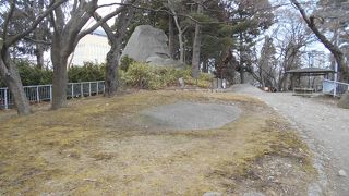 城址公園にある大きな岩
