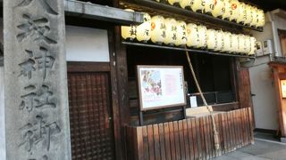 四条通り沿いに小さな社