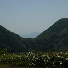 孫三瓶と子三瓶の間に、富士山の形の大江高山が見えた