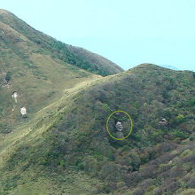 男三瓶と子三瓶の間に「人面岩」が見える