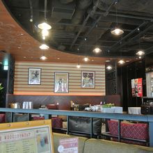 広めの店内。ランチはサラダバー付