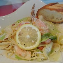 蟹とレタスのレモンパスタ＠980円→チラシで＠880円
