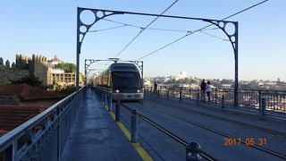 橋の上を電車と人が一緒に渡っています！