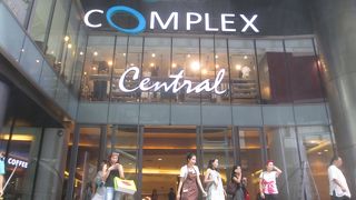 シーロムコンプレックス前の通りを封鎖