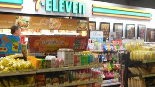 巨大な空港です。