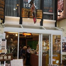 二階付近にコーヒー樽が二個吊してあります