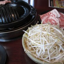 はじめに出されたモヤシとラム肉です。