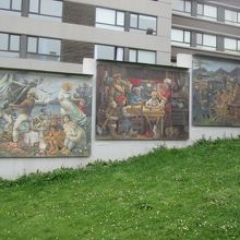 外に絵画があります