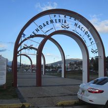 広場の入口、アーチがあります