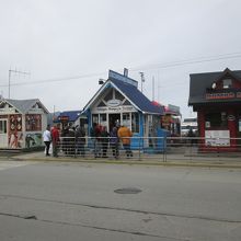 近くに旅行会社が並んでいます