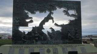 街はずれエンセラーダ湾沿いにあります