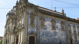 ライオン広場の北西にある教会です。