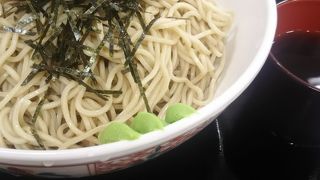 駅ビルなどに多いそばチェーンの梅もとです