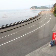 部屋から見える道路と海