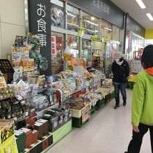 待合室前の特産館