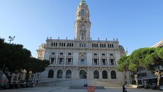 高い塔を持つ瀟洒な建物