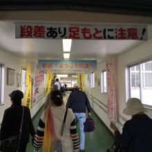 カーフェリーを降りてすぐの小木港到着口