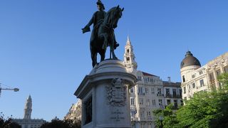 リベルダーデ広場の南側に建っています！