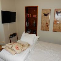 部屋は狭かった