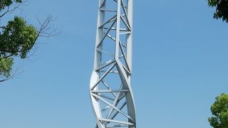 ぐにゃっと曲げた鉄塔の時計塔