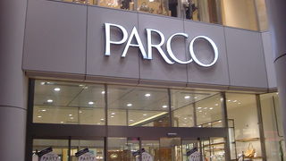 駅とはデッキで結ばれる