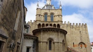 要塞の風貌を持つカテドラルです！