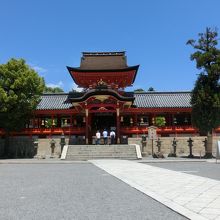 本殿を正面にみると、参道は右にずれる