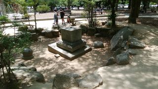 とてつもない原爆のパワーを受けた墓石